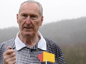 Alfons Schießer hält das Schiedsrichter-Trikot in Ehren. Foto: Jürgen Schmitt