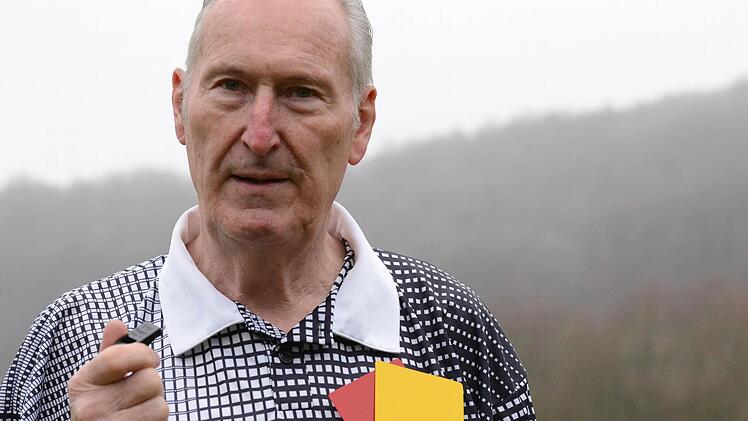 Alfons Schießer hält das Schiedsrichter-Trikot in Ehren. Foto: Jürgen Schmitt