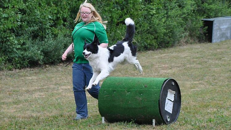 Simone Werner vom Verein für Hundesport Wonfurt nahm mit ihrer Hündin Mali am Hundesportturnier in Wonfurt teil. Foto: Ulrike Langer