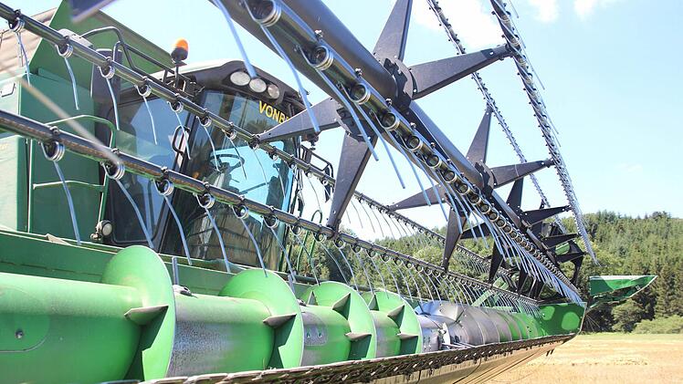 Das riesige Mähwerk des Mähdreschers  Foto: Friedwald Schedel