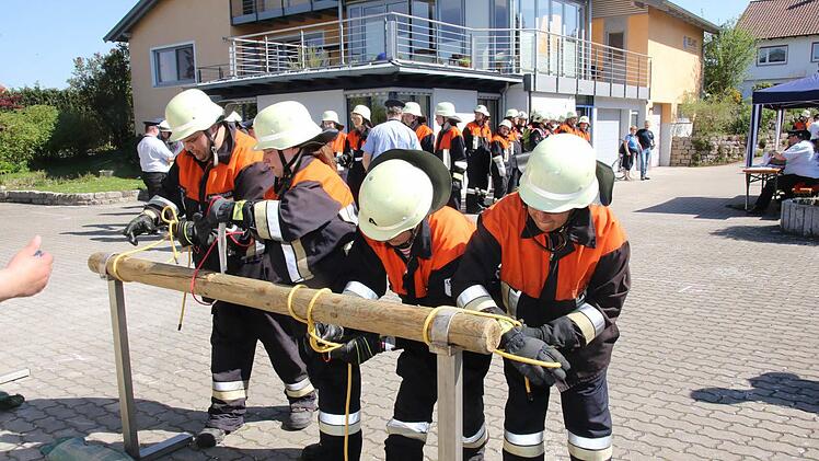 Und Action! Bilder vom Erwachsenenleistungsmarsch der oberfränkischen Feuerwehren in Großheirath (Landkreis Coburg). Fotos: Michael Stelzner