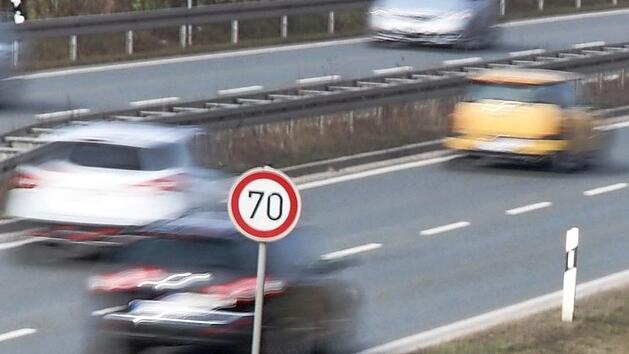 Vierspurig, aber nur 70 Kilometer in der Stunde erlaubt. Damit soll sich nun der Petitionsausschuss des Bayerischen Landtages besch&auml;ftigen.  Foto: Michael Busch
