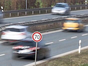 Vierspurig, aber nur 70 Kilometer in der Stunde erlaubt. Damit soll sich nun der Petitionsausschuss des Bayerischen Landtages beschäftigen.  Foto: Michael Busch