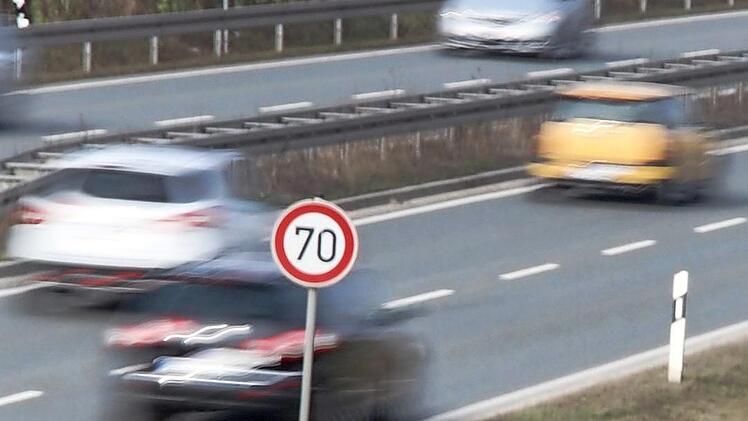 Vierspurig, aber nur 70 Kilometer in der Stunde erlaubt. Damit soll sich nun der Petitionsausschuss des Bayerischen Landtages beschäftigen.  Foto: Michael Busch