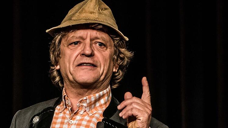 Wie der Kabarettist Frank-Markus Barwasser im ausverkauften Kongresshaus die Bühne zur Kanzel werden lässt.