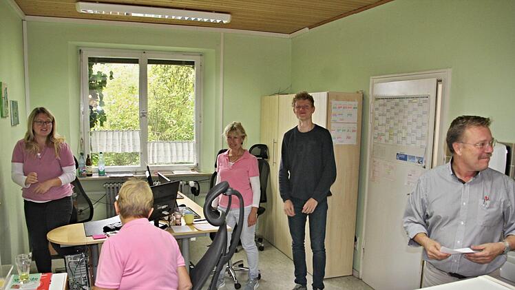 Ganz schnell ein Team geworden. Medizinstudent Lukas Pollmann (2. von rechts) fühlt sich in der Praxis der Doktoren Diethelm Schorscher und Ingo Schmidt-Hammer wohl. Rechts Dr. Diethelm Schorscher und von links die Sprechstundenhilfen Verena Leidner, Gabi Pfadenhauer und Renate Och. Foto: Helmut Will