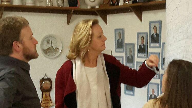 Aufgehängte Pläne veranschaulichten die Knackpunkte im Gemeindebereich. Detaillierte Fragen aus der Bevölkerung beantwortete der Geograf Wolfgang Sobtzick (links).Foto: Rolf Pralle