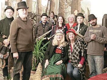 Bei den Proben zum Brecht-Abend im Frankenwaldtheater (von links): Norbert Rösch, Wolfgang Martin, Oliver Teig, Saskia Porzelt, Saskia Baum, Marianne Nowack, Julian Heinz und Nicki Lang sowie (sitzend) Monika Lederer und Sabine Baum Foto: privat