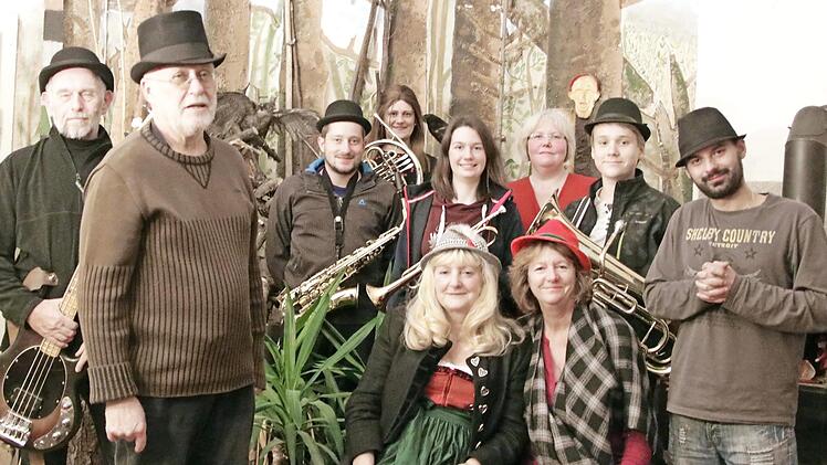 Bei den Proben zum Brecht-Abend im Frankenwaldtheater (von links): Norbert Rösch, Wolfgang Martin, Oliver Teig, Saskia Porzelt, Saskia Baum, Marianne Nowack, Julian Heinz und Nicki Lang sowie (sitzend) Monika Lederer und Sabine Baum Foto: privat