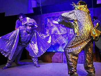 Wie wird der Kampf zwischen dem Drachen Lung und dem Drachen Nesselbrand in dem Theaterstück "Drachenreiter"ausgehen? Unser Bild zeigt (von links) Martin Habermeyer, Patrick L. Schmitz, Peter Florian Berndt und Aline Joers.  Ulrike Langer
