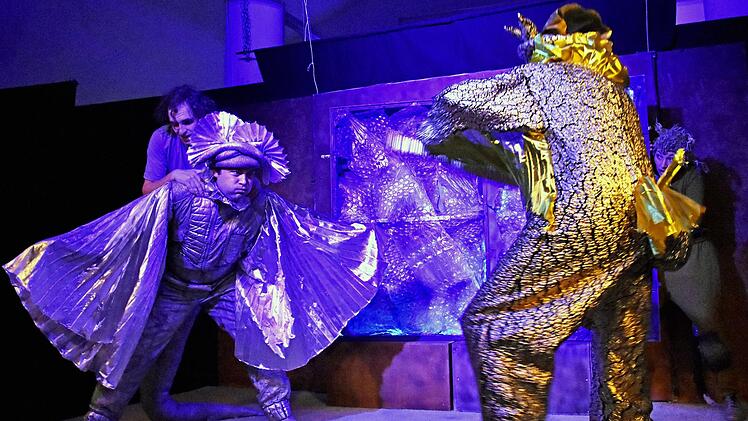 Wie wird der Kampf zwischen dem Drachen Lung und dem Drachen Nesselbrand in dem Theaterstück "Drachenreiter"ausgehen? Unser Bild zeigt (von links) Martin Habermeyer, Patrick L. Schmitz, Peter Florian Berndt und Aline Joers.  Ulrike Langer