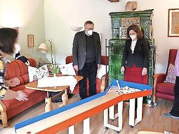 An der Kegelbahn (von links) Cornelia Dorsch, Dekan Reiner Redlingshöfer, Christine Aßhoff, Dominique Pilhofer