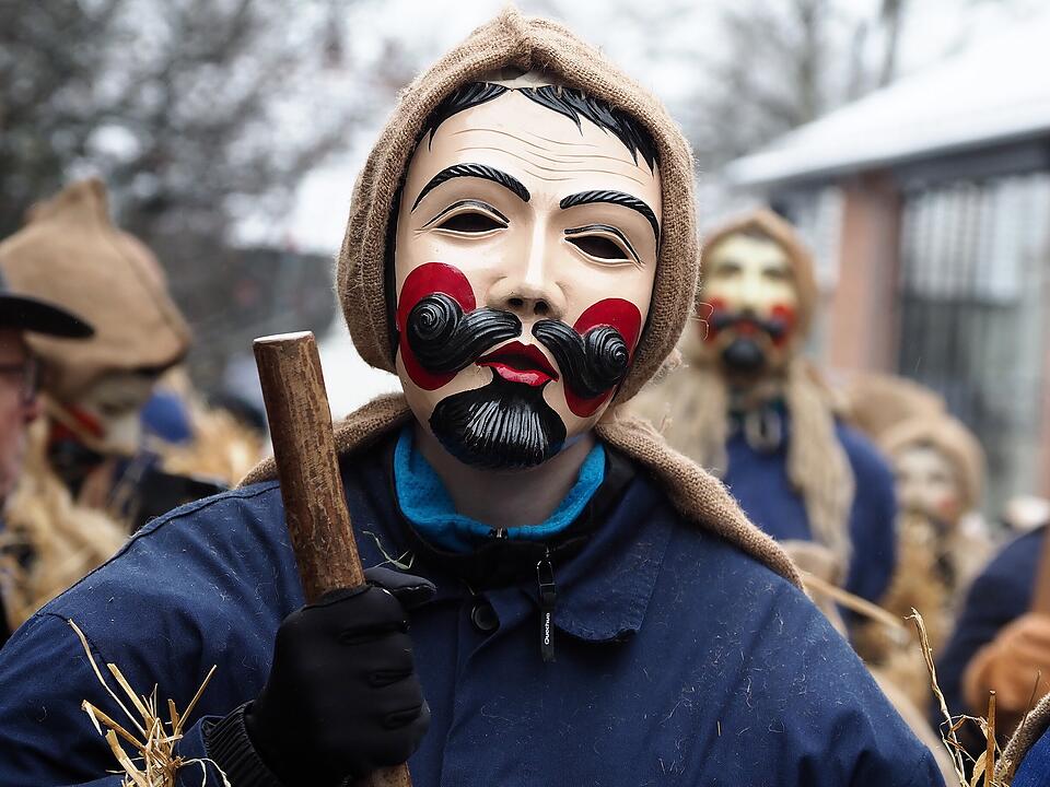 Tausende Besucher beim traditionellen Maskenumzug