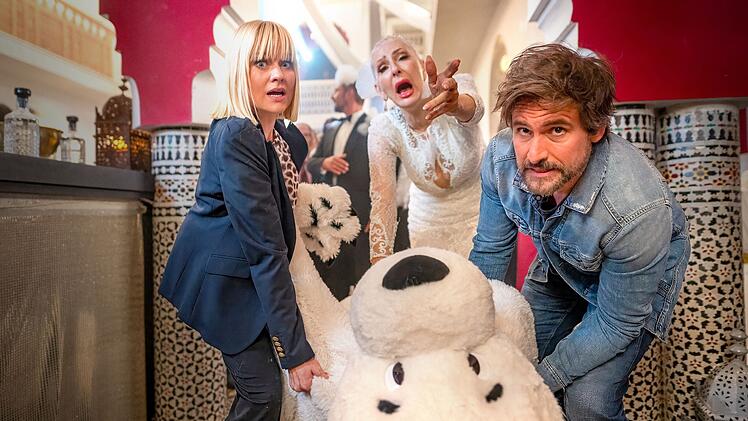 Eine Paartherapie sollte der Hochzeitsplanerin Nina (Henrike Fehrs, links) und ihrem Mann Tom Eichkamp  (Tom Beck) aus der Krise helfen. Das jedenfalls dachte die zukünftige Braut Juliane Richter (Désirée Nick). Doch dann kommt im ZDF-Film eine Leiche dazwischen.