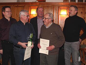 Werner Dresel, Lorenz Mölkner und Hans Schuh (hinten v. l.) zeichneten Hans Mönius (vorne l.) und Paul Holzmann aus. Foto: Johanna Blum