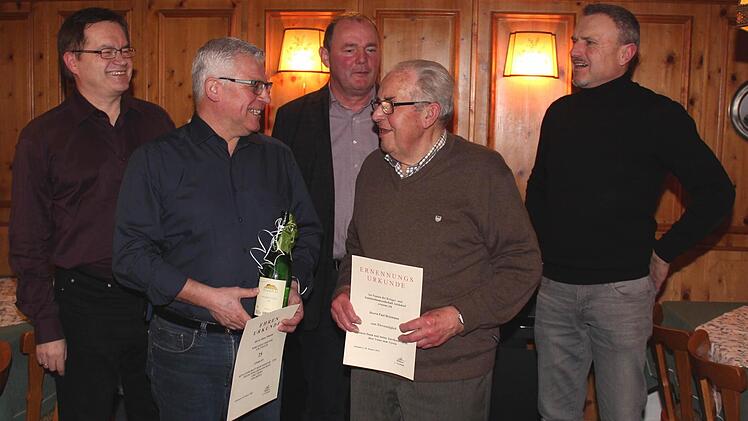 Werner Dresel, Lorenz Mölkner und Hans Schuh (hinten v. l.) zeichneten Hans Mönius (vorne l.) und Paul Holzmann aus. Foto: Johanna Blum