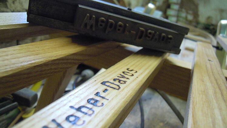 Das Logo für die in Leubach hergestellten Schlitten ist eingeprägt.