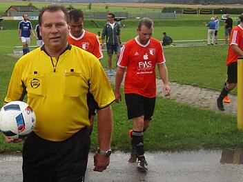 1300 Spiele und kein Ende in Sicht: Helmut Bickert vom TSV Reiterswiesen ist seit Jahrzehnten leidenschaftlicher Schiedsrichter. Die Aufnahme entstand beim Toto-Pokal-Spiel zwischen dem TSV Wollbach und dem VfR Sulzthal, dem 1300. Spiel von Bickert. Foto: Privat