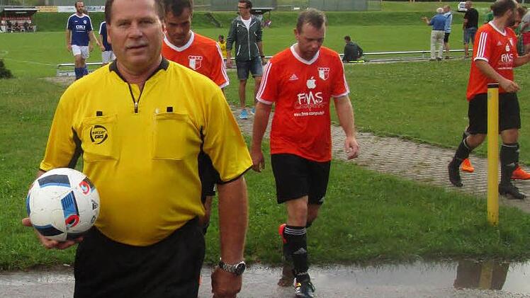 1300 Spiele und kein Ende in Sicht: Helmut Bickert vom TSV Reiterswiesen ist seit Jahrzehnten leidenschaftlicher Schiedsrichter. Die Aufnahme entstand beim Toto-Pokal-Spiel zwischen dem TSV Wollbach und dem VfR Sulzthal, dem 1300. Spiel von Bickert. Foto: Privat