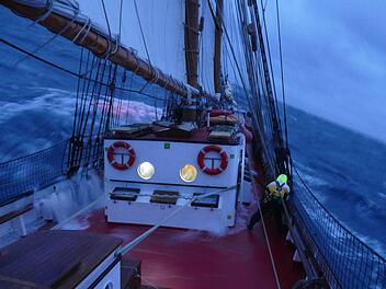 Sechs Monate unterwegs: Schüler aus Nürnberg segeln in die Karibik, Seegang auf der Thor bei der Atlantiküberquerung Foto: KUS-Projekt