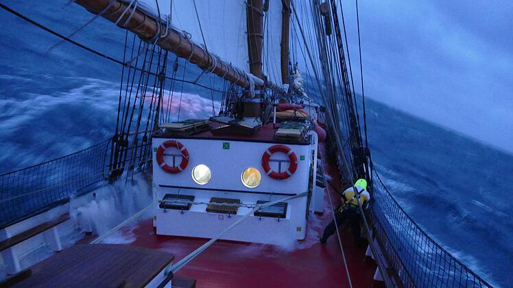 Sechs Monate unterwegs: Schüler aus Nürnberg segeln in die Karibik, Seegang auf der Thor bei der Atlantiküberquerung Foto: KUS-Projekt