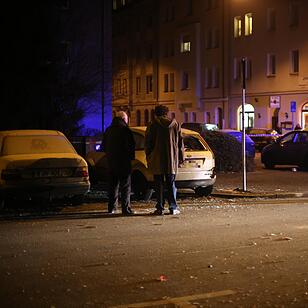 Obskure Böllerexplosion im Nürnberger Nordwesten - Mehrere Verletzte und vier beschädigte Fahrzeuge als Folge