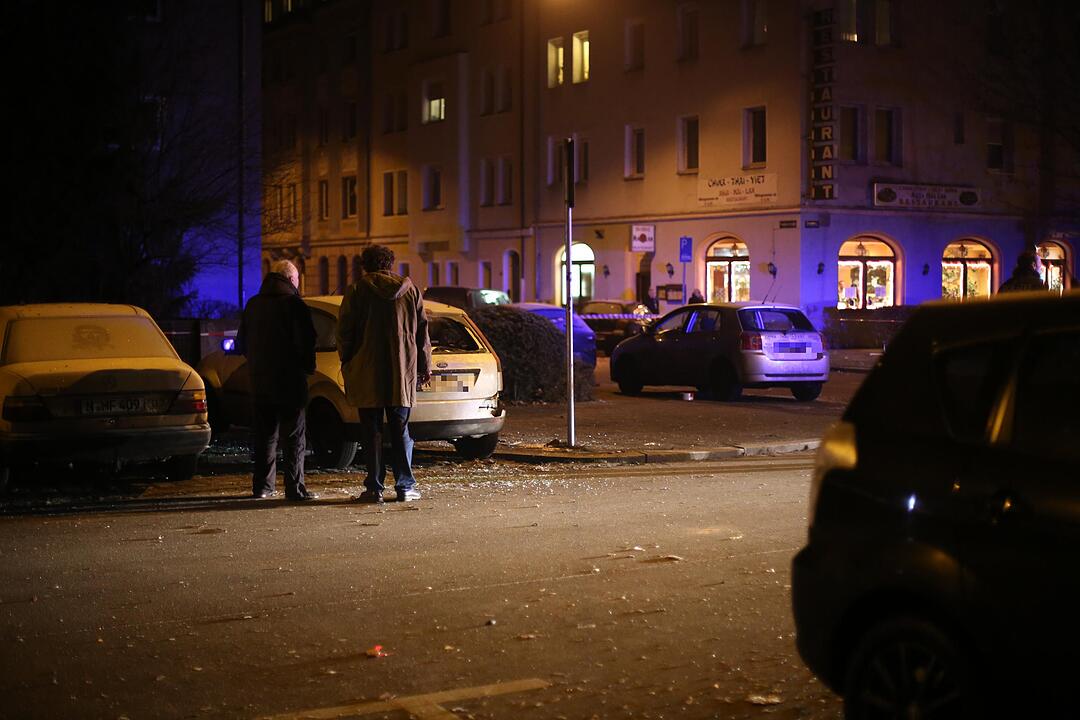 Obskure Böllerexplosion im Nürnberger Nordwesten - Mehrere Verletzte und vier beschädigte Fahrzeuge als Folge