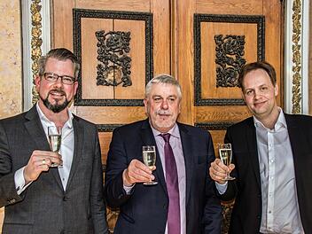 Bernhard F. Loges (links) ist der designierte Intendant des Landestheaters Coburg ab der Saison 2018/2019. Oberbürgermeister Norbert Tessmer (Mitte) und Kaufmännisches Direktor Fritz Frömming stoßen an auf die Zusammenarbeit. Foto: Jochen Berger