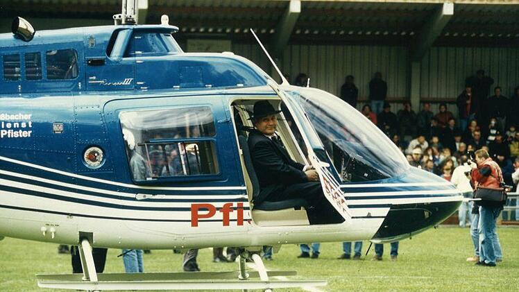 Georg Pfister stellte seinen Hubschrauber für den Flug zur Verfügung. Foto: Timo Stöhr