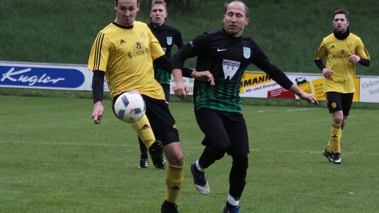 Andreas Hammerand (l.) gegen den Neunkirchner Trainer Adrian Mahr