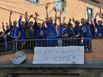 Die Kicker des TSV Kirchehrenbach forderten nach dem Aufstieg in die Bezirksliga ihre Anhänger zum Tänzchen auf.  Foto: Hühnlein