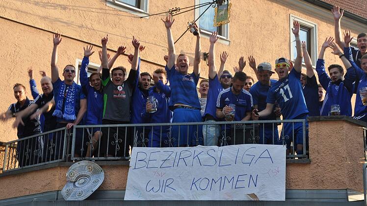 Die Kicker des TSV Kirchehrenbach forderten nach dem Aufstieg in die Bezirksliga ihre Anhänger zum Tänzchen auf.  Foto: Hühnlein