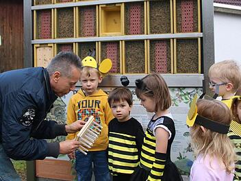 Vor dem Kindergarten in Wonsees steht jetzt eine Wildbienen-Wand. Unser Bild zeigt Thomas Köhler vom Verband Artenschutz  mit  (von links) Hannes, Ben und Bea sowie weiteren  Kindern. Fotos: Alexander Hartmann