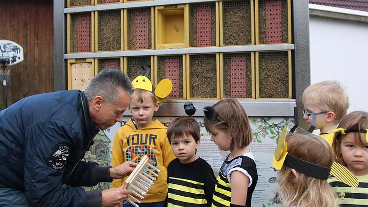 Vor dem Kindergarten in Wonsees steht jetzt eine Wildbienen-Wand. Unser Bild zeigt Thomas Köhler vom Verband Artenschutz  mit  (von links) Hannes, Ben und Bea sowie weiteren  Kindern. Fotos: Alexander Hartmann