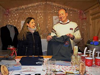 Im Rahmen einer großen Silvesterparty haben die Buttenheimer das Festjahr 2018 vor der Pfarrkirche begonnen. Mi dabei natürlich auch Bürgermeister Michael Karmann, der sich als Verkäufer von Jubiläumssouvenirs verdient machte.  Fotos: Andrea Spörlein