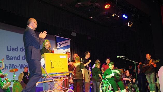 Auch Musik geh&ouml;rt zu einem Festakt: Die Band der Lebenshilfe sang "Gut, wieder hier zu sein".Veronika Schadeck