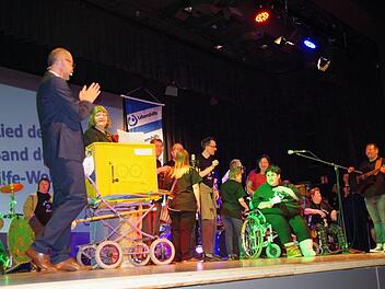Auch Musik geh&ouml;rt zu einem Festakt: Die Band der Lebenshilfe sang "Gut, wieder hier zu sein".Veronika Schadeck