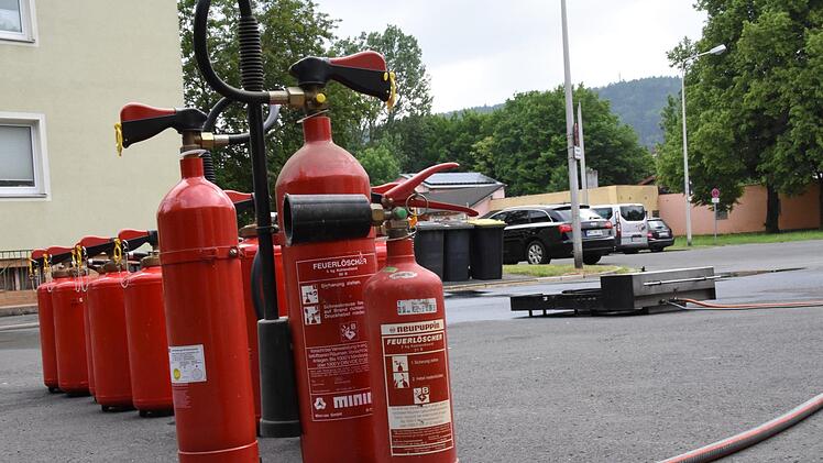 Mit diesen Feuerlöschern wurde trainiert.