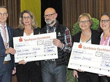 Bei der Scheckübergabe (v. l.): Bürgermeister Holger Bezold, Gemeinderätin Lydia Bänsch, Kirchenpfleger Nikolaus Demharter, Pfarrgemeinderatsvorsitzende Karin Heuchemer und die neue Seniorenbeauftragte Andrea Hötzel  Fotos: Karl Heinz Wirth