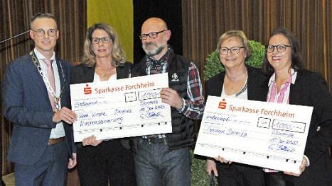 Bei der Scheckübergabe (v. l.): Bürgermeister Holger Bezold, Gemeinderätin Lydia Bänsch, Kirchenpfleger Nikolaus Demharter, Pfarrgemeinderatsvorsitzende Karin Heuchemer und die neue Seniorenbeauftragte Andrea Hötzel  Fotos: Karl Heinz Wirth