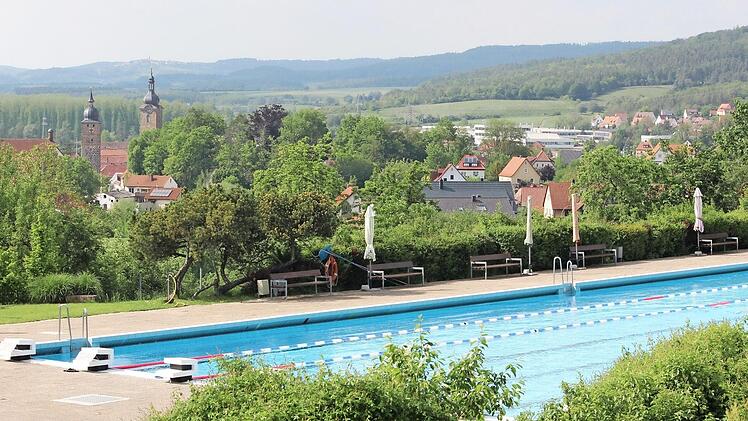 Mit seiner Lage, den weitläufigen Liegewiesen und dem herrlichen Blick in den Baunachgrund kann das Freibad auch nach 50 Jahren noch punkten. Foto: Kiesewetter (2)/privat (2)