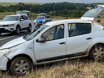 Auto von Senior kommt von der Stra&szlig;e ab und &uuml;berschl&auml;gt sich