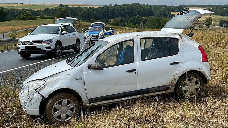 Auto von Senior kommt von der Stra&szlig;e ab und &uuml;berschl&auml;gt sich