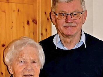 Litzendorfs Erster B&uuml;rgermeister Wolfgang M&ouml;hrlein mit der Jubilarin Ottilie Stahler.