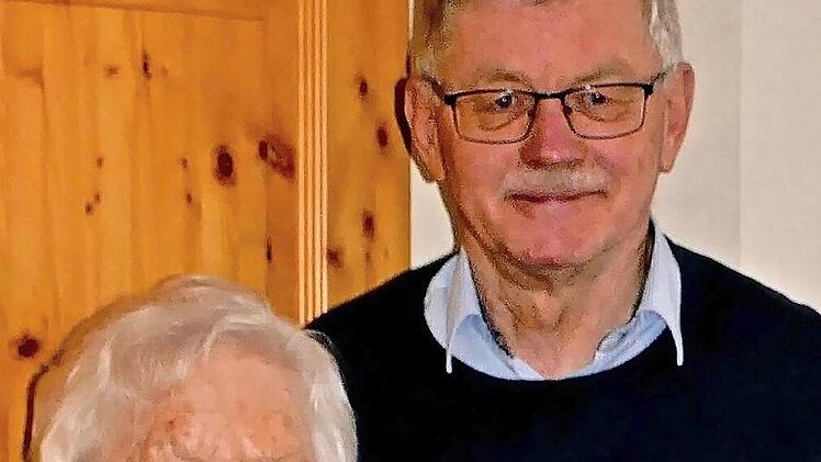 Litzendorfs Erster B&uuml;rgermeister Wolfgang M&ouml;hrlein mit der Jubilarin Ottilie Stahler.