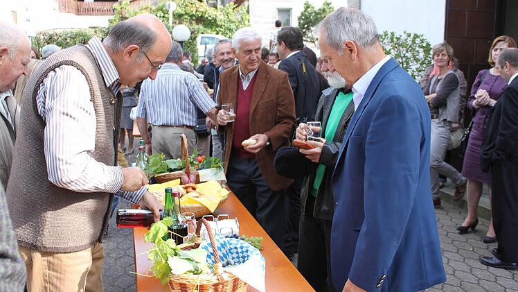 Im Anschluss an den Gottesdienst boten Steinbacher Winzer Wein zur Verköstigung an.