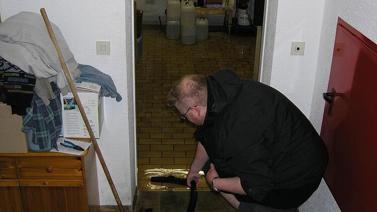 Mit dem Wassersauger wird dieser Keller in der Badgasse trockengelegt. Foto: Andreas Dorsch