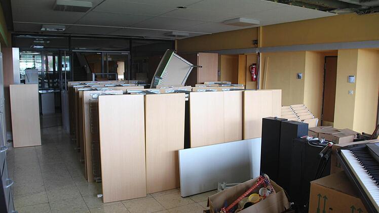 In den Fluren stapeln sich die Möbel der Klassenzimmer. Die müssen alle aus den oberen Stockwerken runter ins Erdgeschoss.