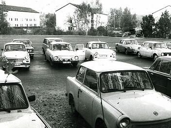 Sorgsam aufgereiht: die Fahrzeuge der DDR-Aussiedler auf dem Exerzierplatz in der Balthasar-Neumann-Kaserne Archivfotos: G. Geiling/R.Kestel