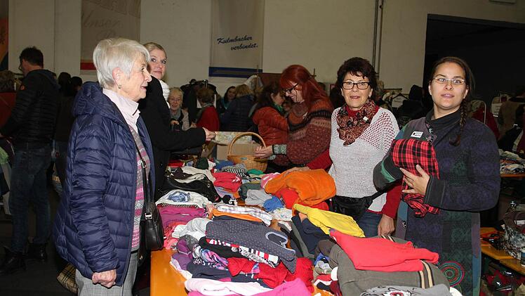 Der Stand mit gebrauchter Kinderkleidung war groß.